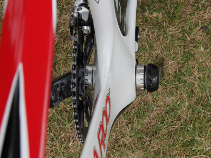 Note that the downtube is carefully carved out on non-drive side