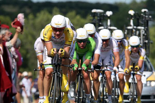 Mick Rogers (front) has maybe 10cm of risers beneath his aerobars, while the much smaller Cav (green) uses none