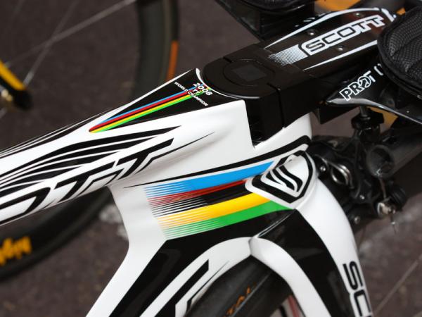 Scott's version lacks the cowling beneath the "stem", but still presents a clean transition between bars and top tube